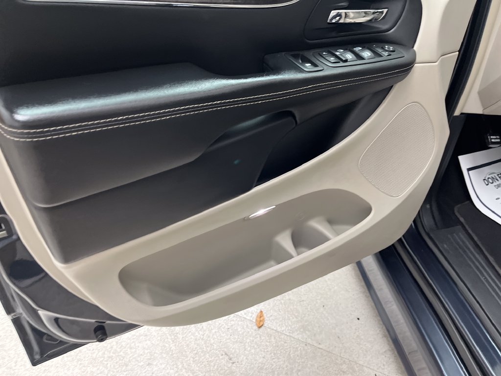 Used 2014 Gray Chrysler Touring-L image 11