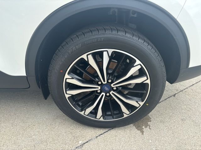 Used 2022 White Ford SE image 11
