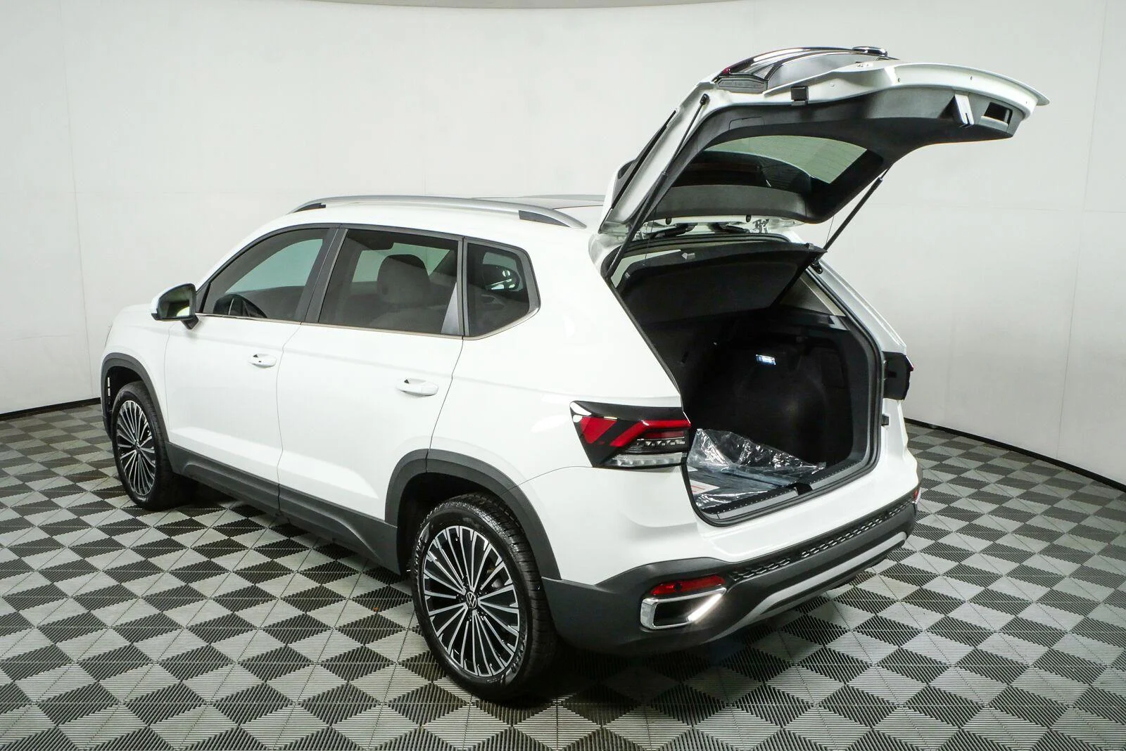 New 2026 Pure White Volkswagen SE image 33