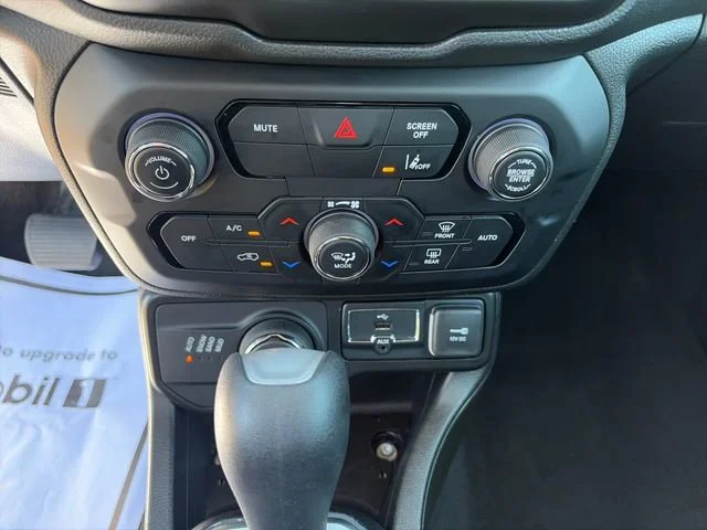 Used 2023  Jeep Latitude image 24