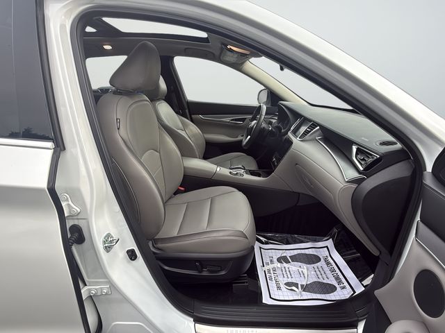 Used 2023 White INFINITI LUXE image 25