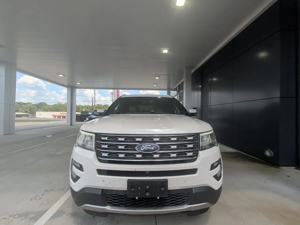 Used 2017 White Ford Limited image 2