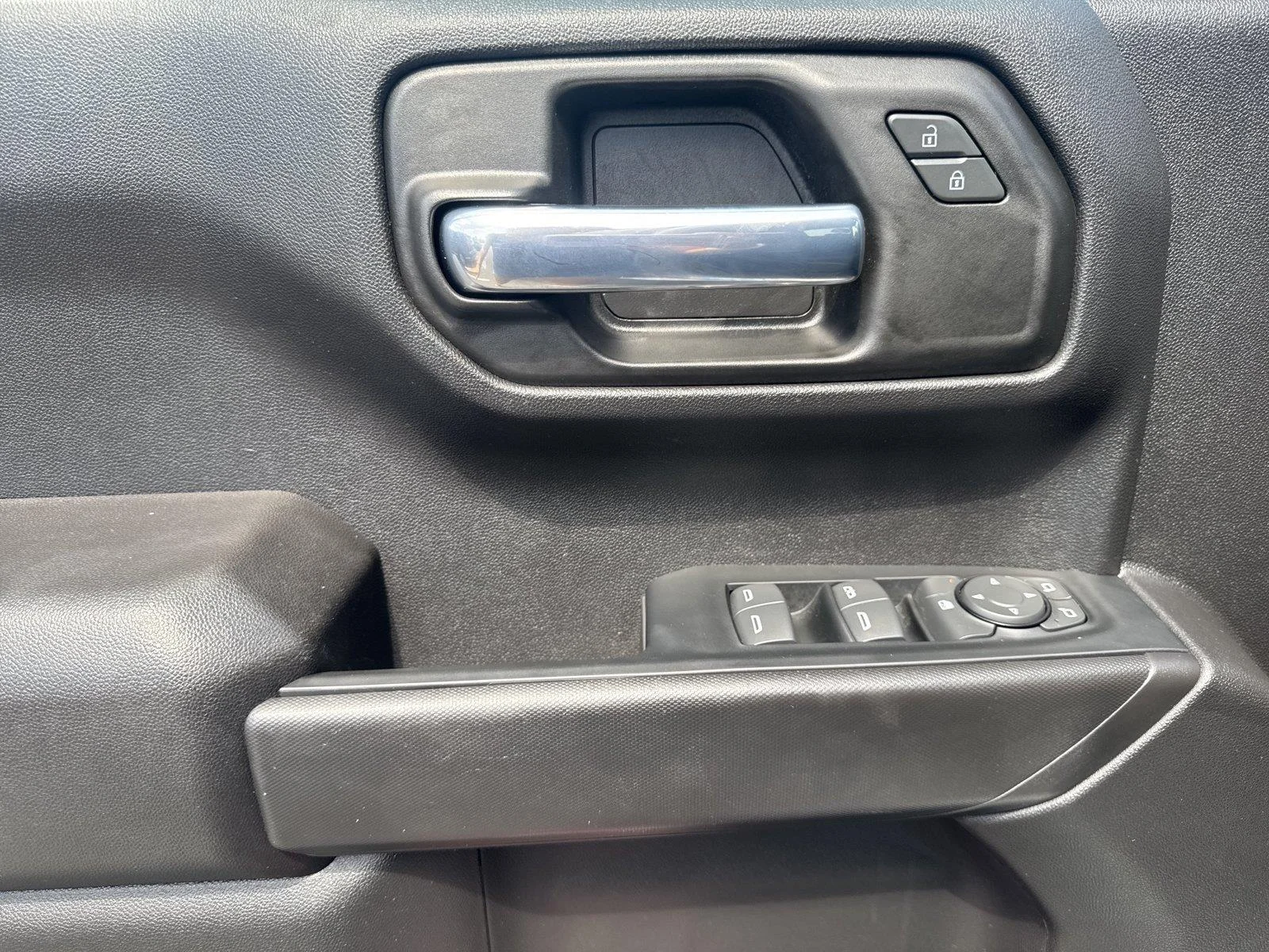 Used 2022 SILVER ICE METALLIC Chevrolet Custom image 17