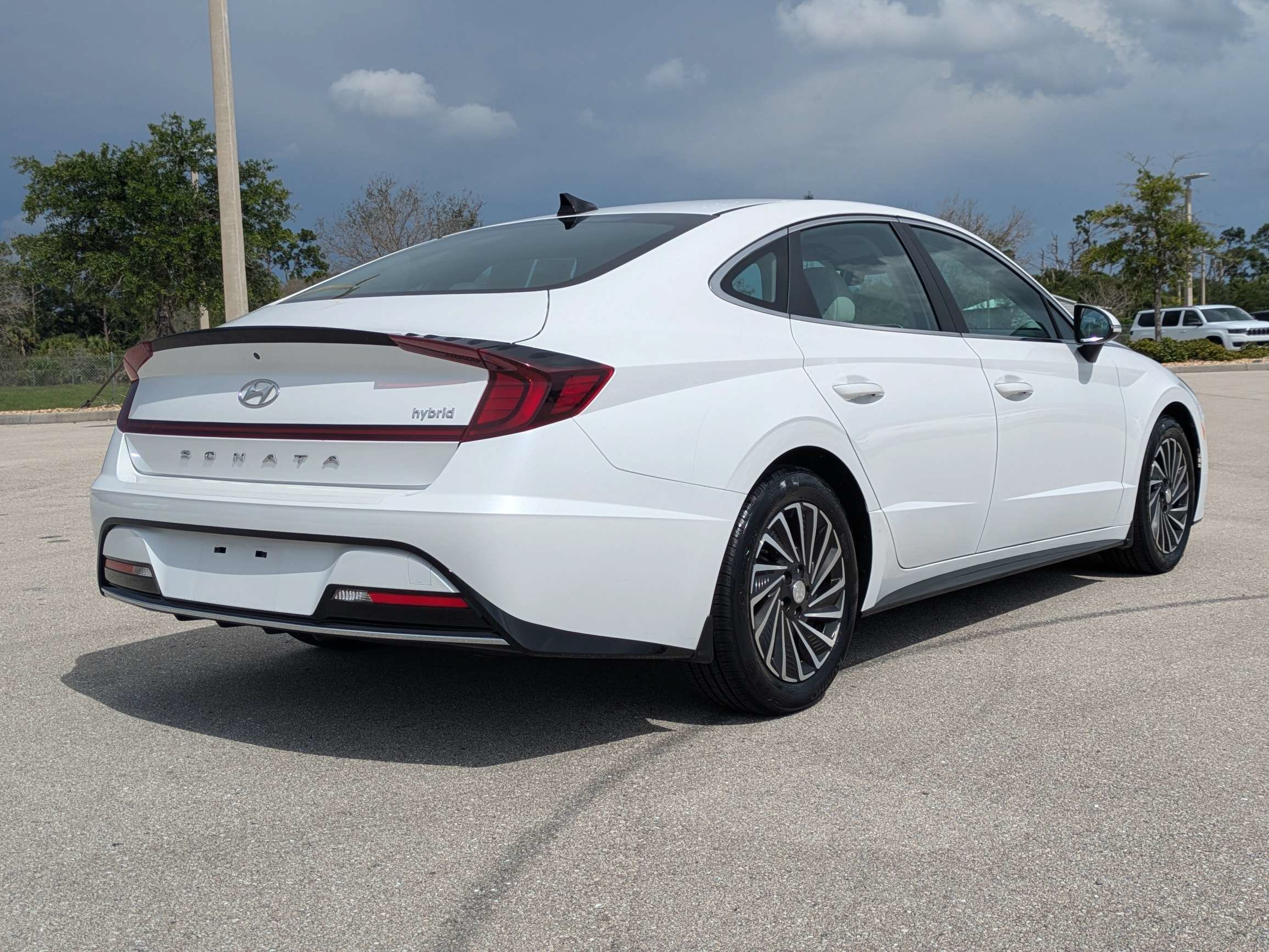 Used 2021 Hyper White Hyundai SEL image 5