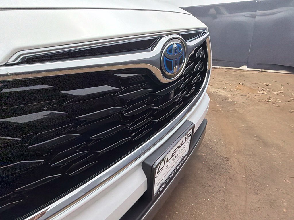 Used 2022 Beige Toyota Platinum image 38
