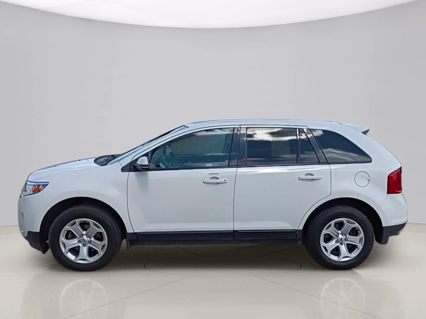 Used 2013 White Ford SEL FWD image 2