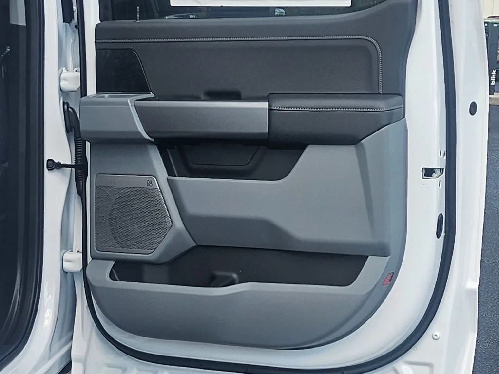 New 2027 Oxford White Ford F-350® XLT image 36