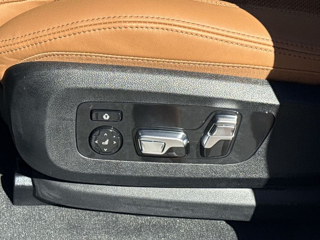 New 2026 White Metallic BMW xDrive40i image 12