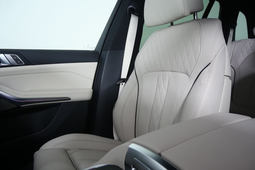 Used 2026 Black Sapphire Metallic BMW sDrive40i image 23