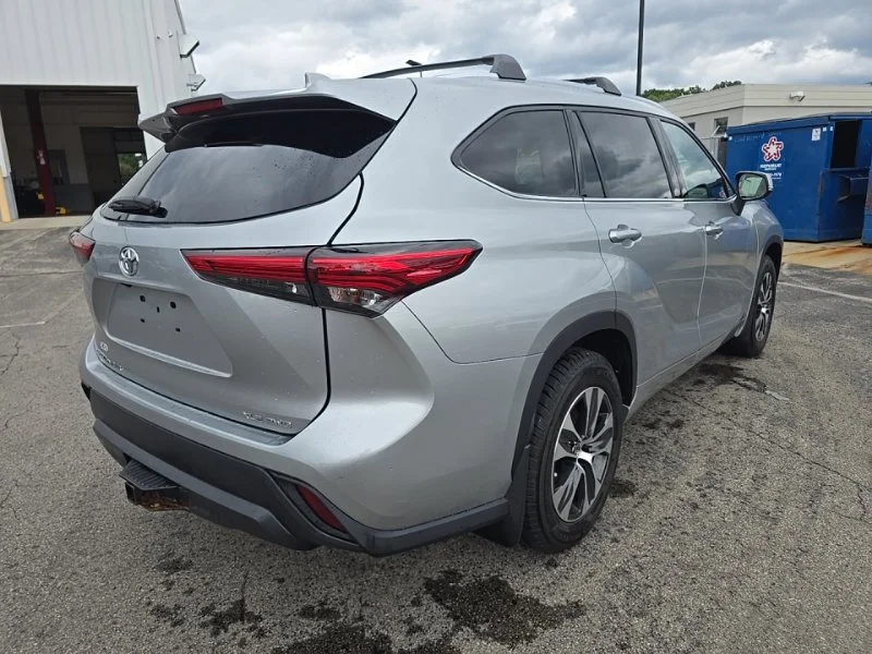 Used 2021 Silver Toyota XLE image 11
