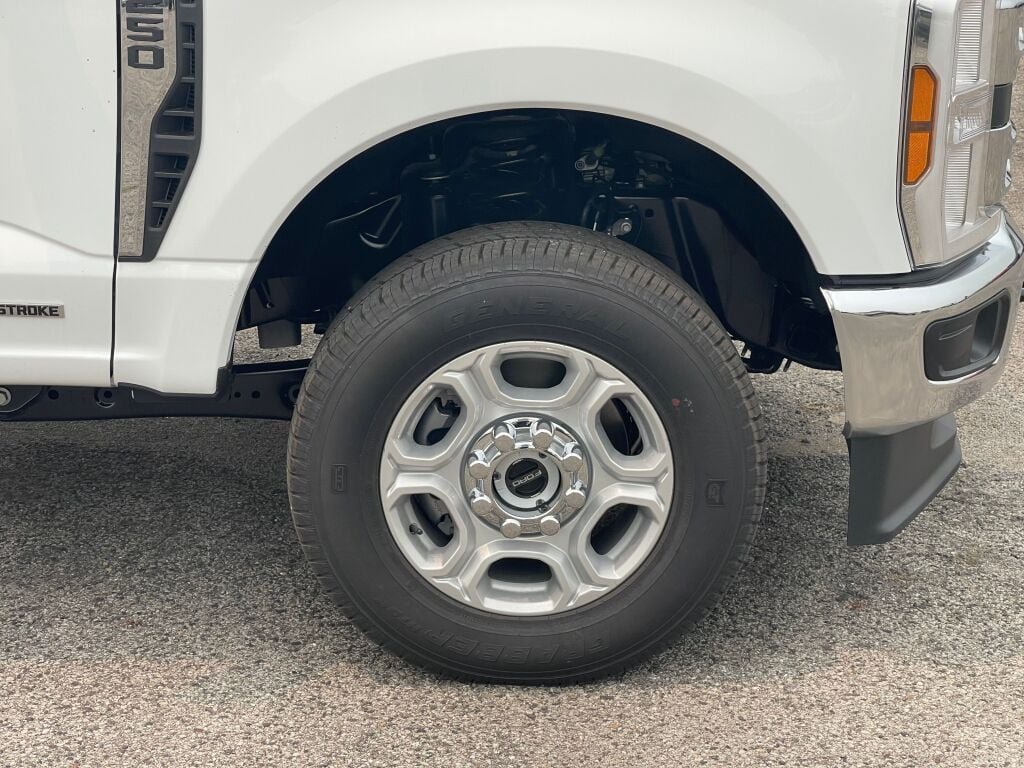 New 2026 Oxford White Ford XLT image 22