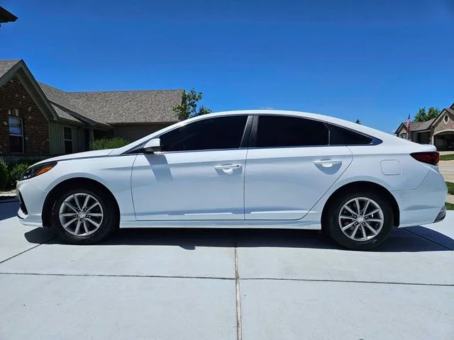 Used 2018 White Hyundai SE image 5