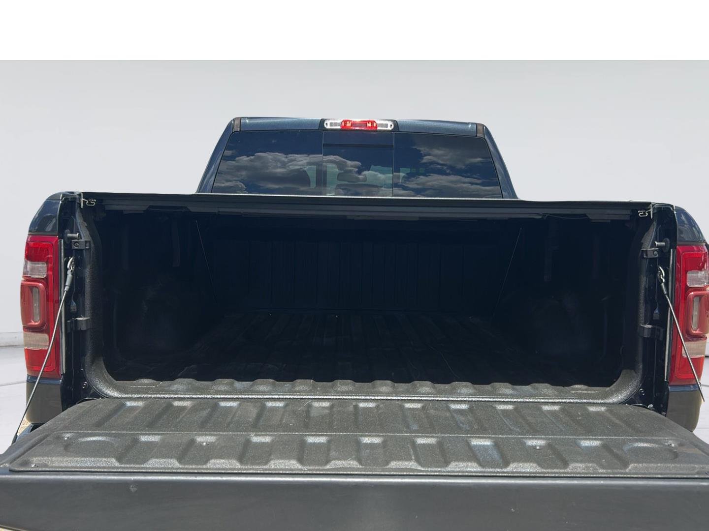 Used 2020 Diamond Black Crystal Pearlcoat Ram Laramie image 25