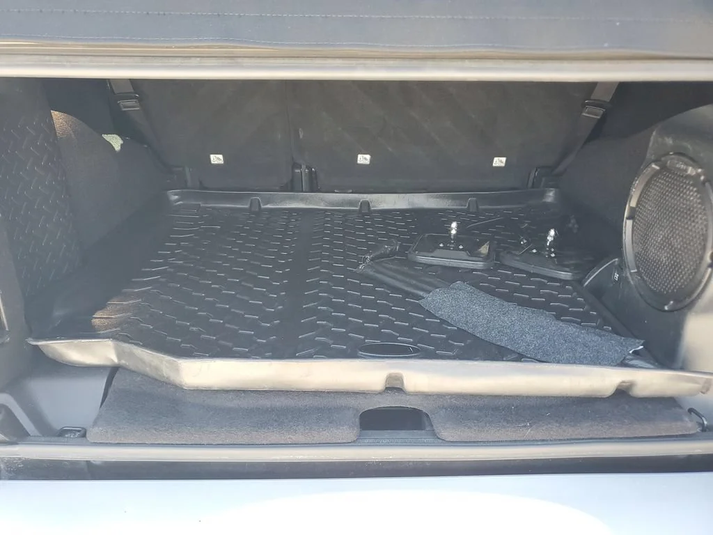 Used 2014 Black Jeep Sahara image 9