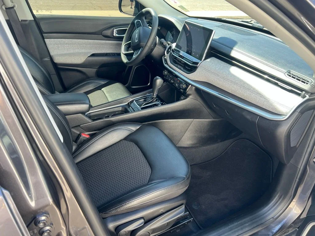 Used 2022 Granite Crystal Clearcoat Metallic Jeep Latitude image 28