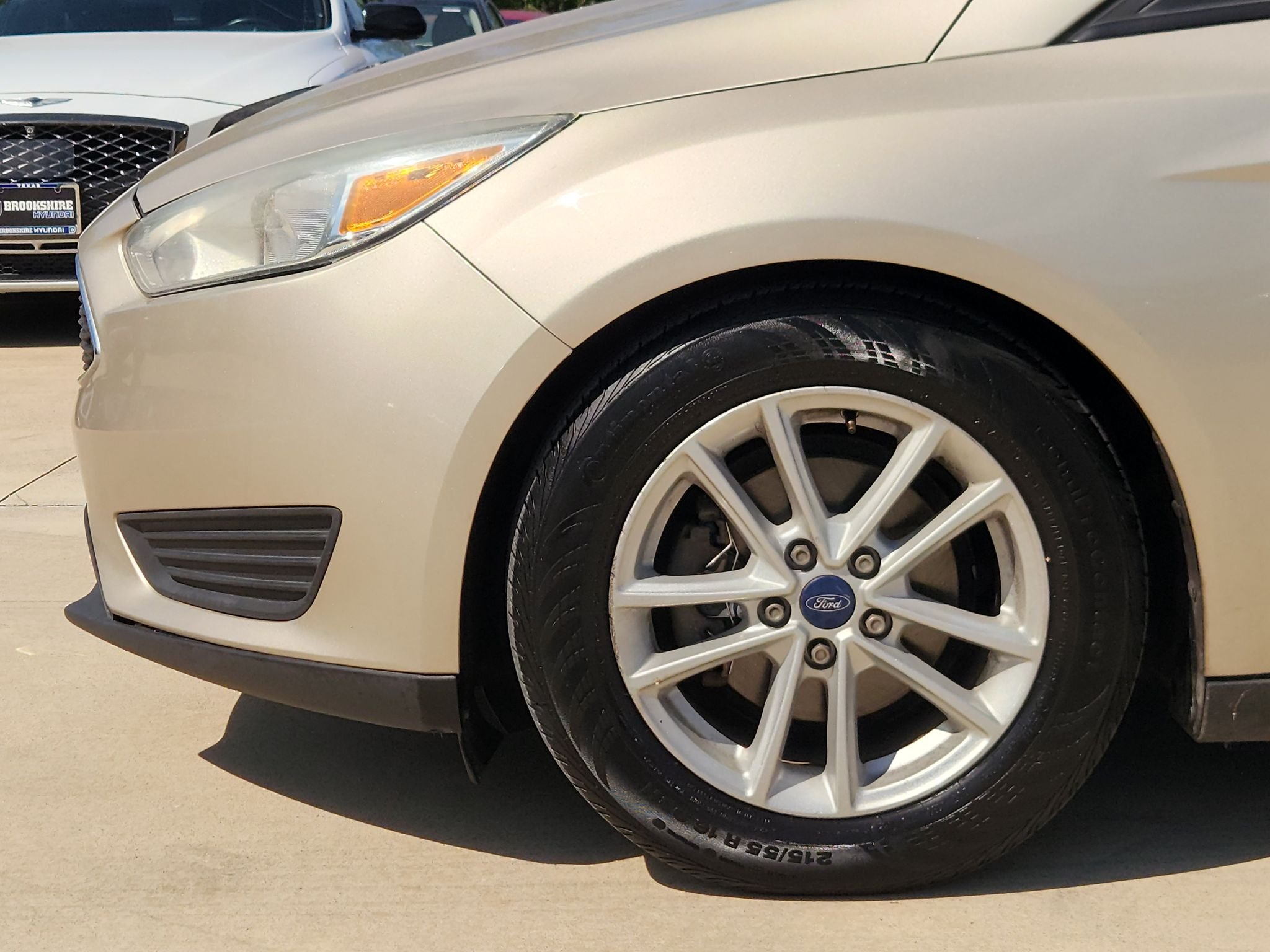 Used 2018 White Gold Metallic Ford SE image 9