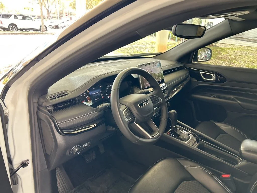 Used 2023 White Jeep Altitude image 6