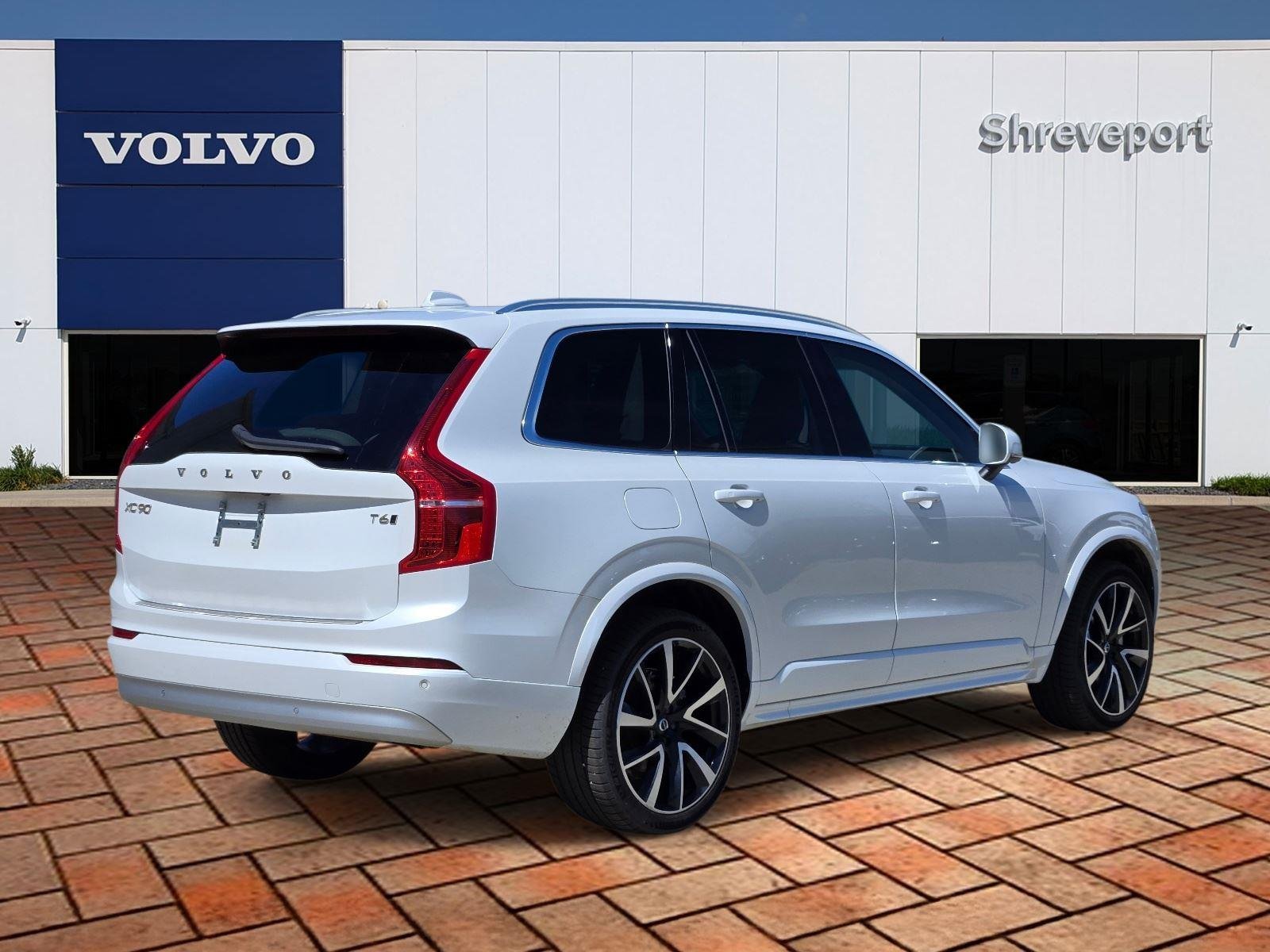 Used 2022 Crystal White Metallic Volvo Momentum image 4