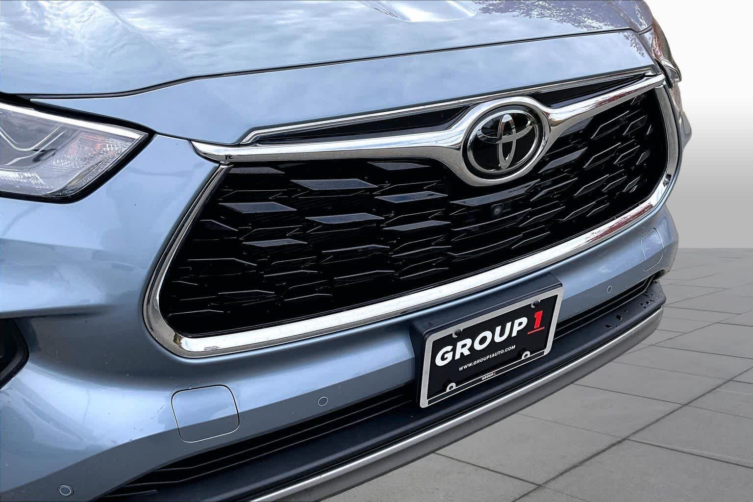 Used 2022 Moon Dust Toyota Platinum image 30