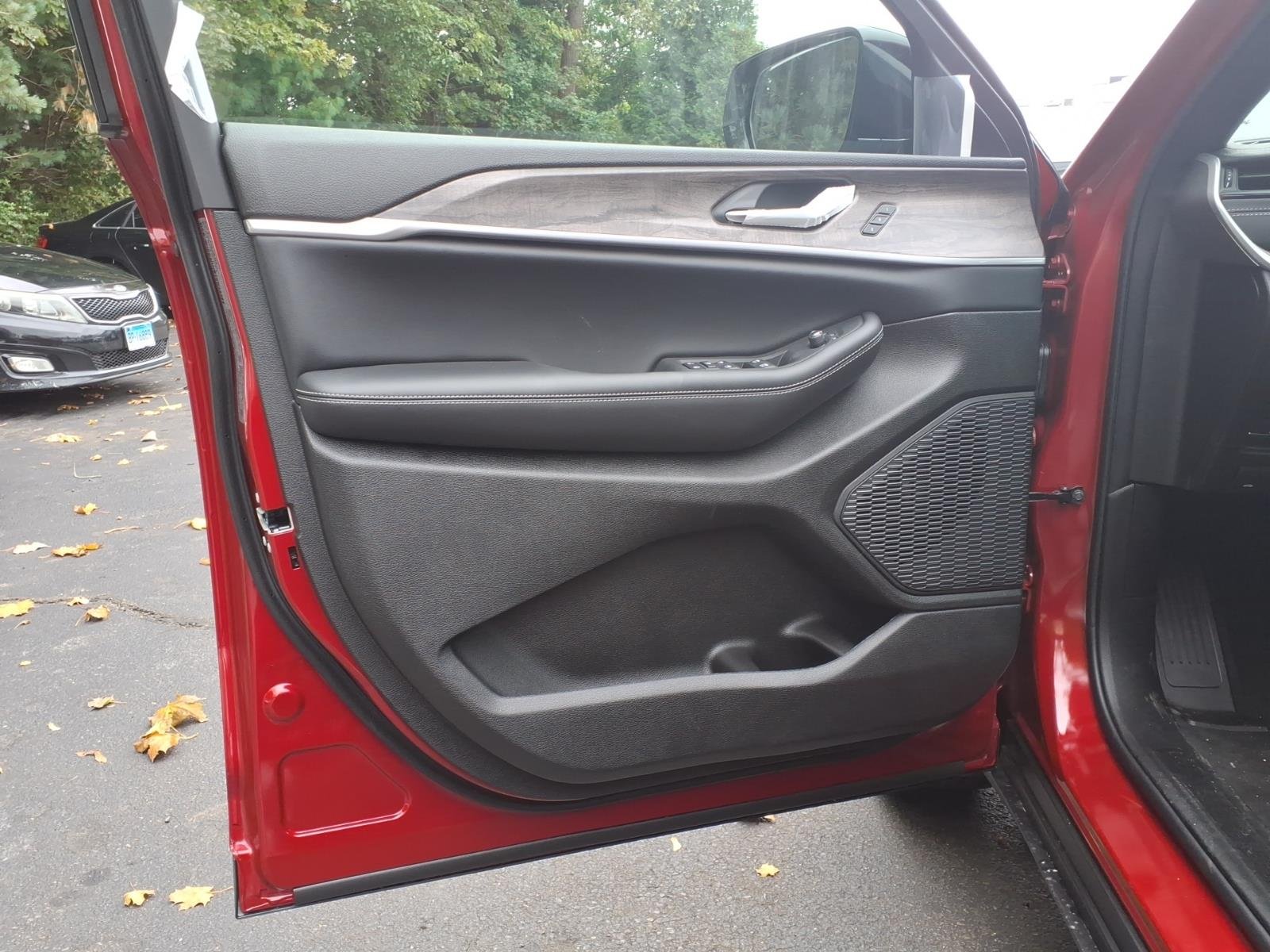New 2027 Red Hot Pearlcoat Jeep Limited image 11