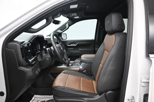Used 2025 Iridescent Pearl Tricoat Chevrolet High Country image 9