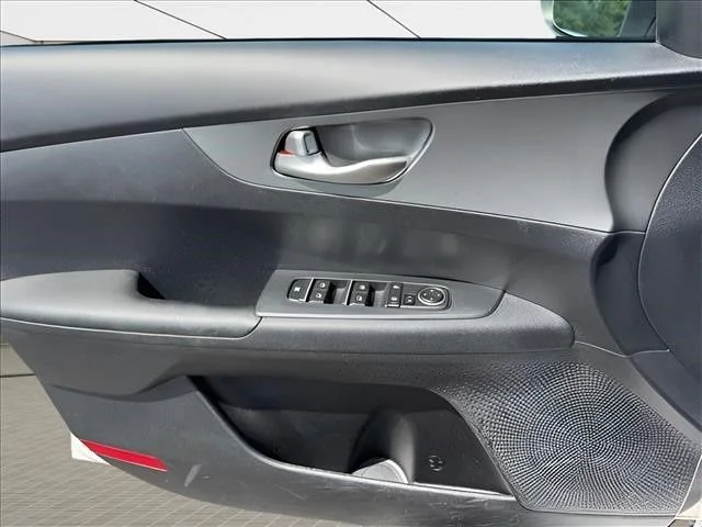 Used 2020 White Kia LXS image 17