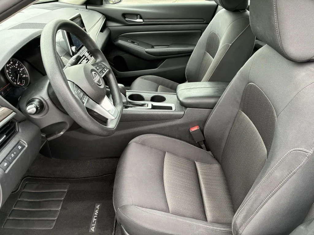 Used 2025 White Nissan 2.5 SV image 16