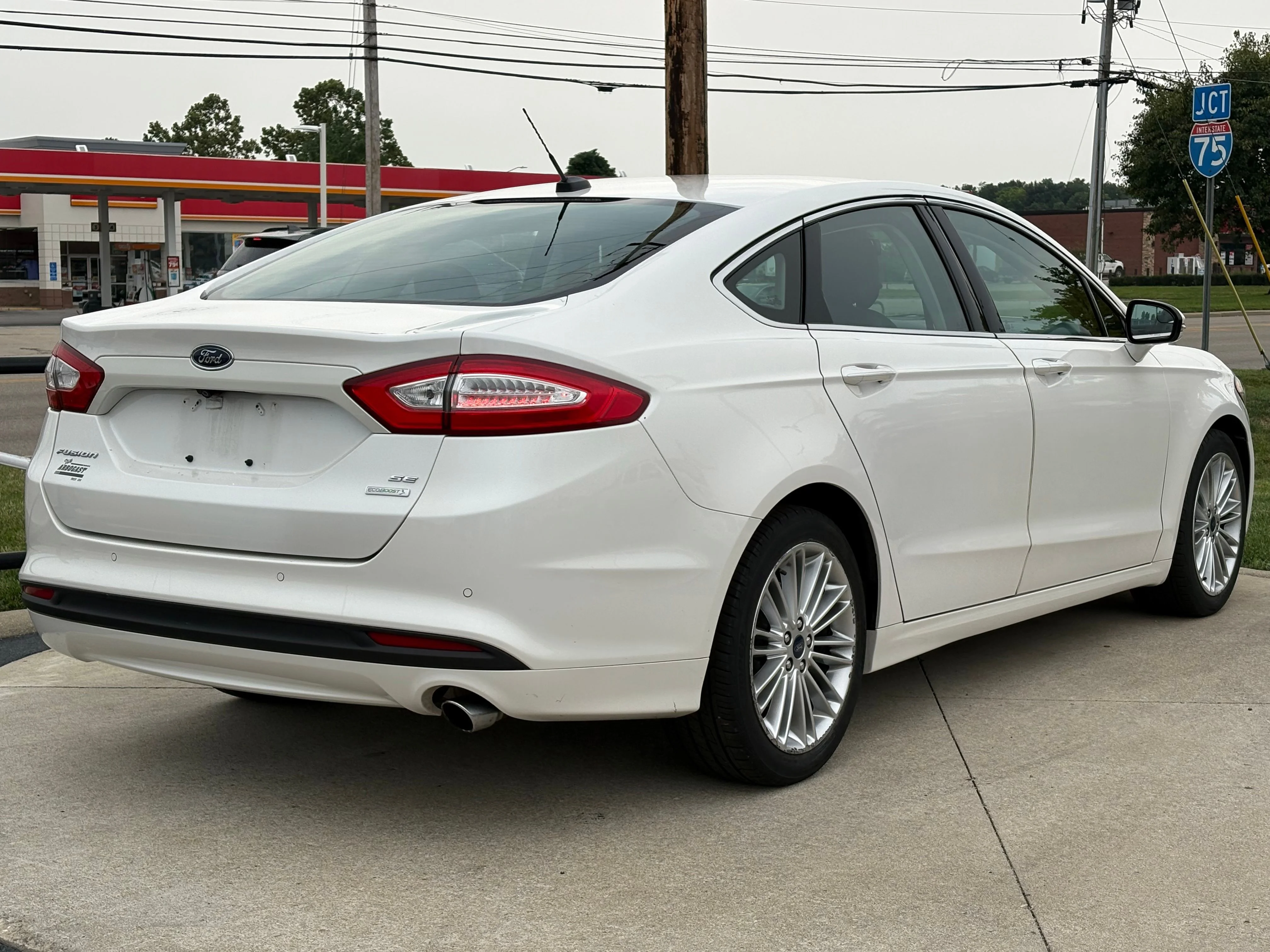 Used 2016 White Platinum Clearcoat Metallic Ford SE image 7