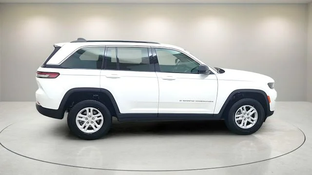 New 2025 Bright White Clear-Coat Exterior Paint Jeep Laredo image 10