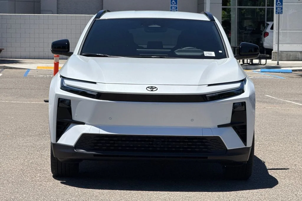 New 2026 Wind Chill Pearl <sup>1</sup> Toyota  SE image 8