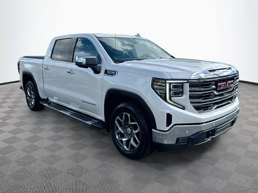 Used 2022 White GMC SLT image 4