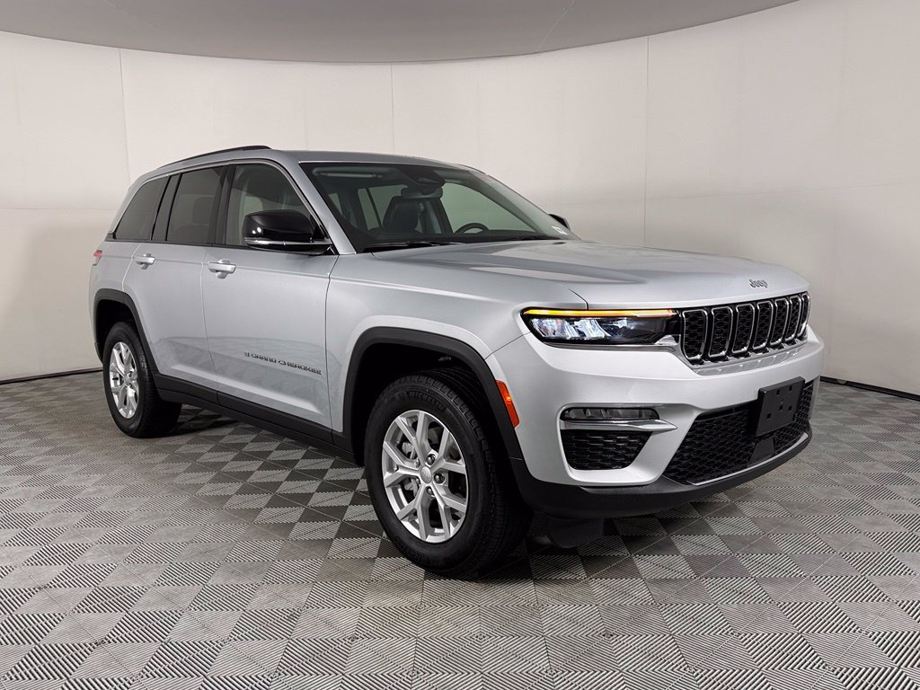 Used 2023 Silver Jeep Limited image 4