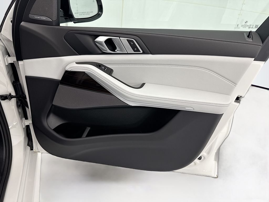 New 2026 White Metallic BMW xDrive40i image 24