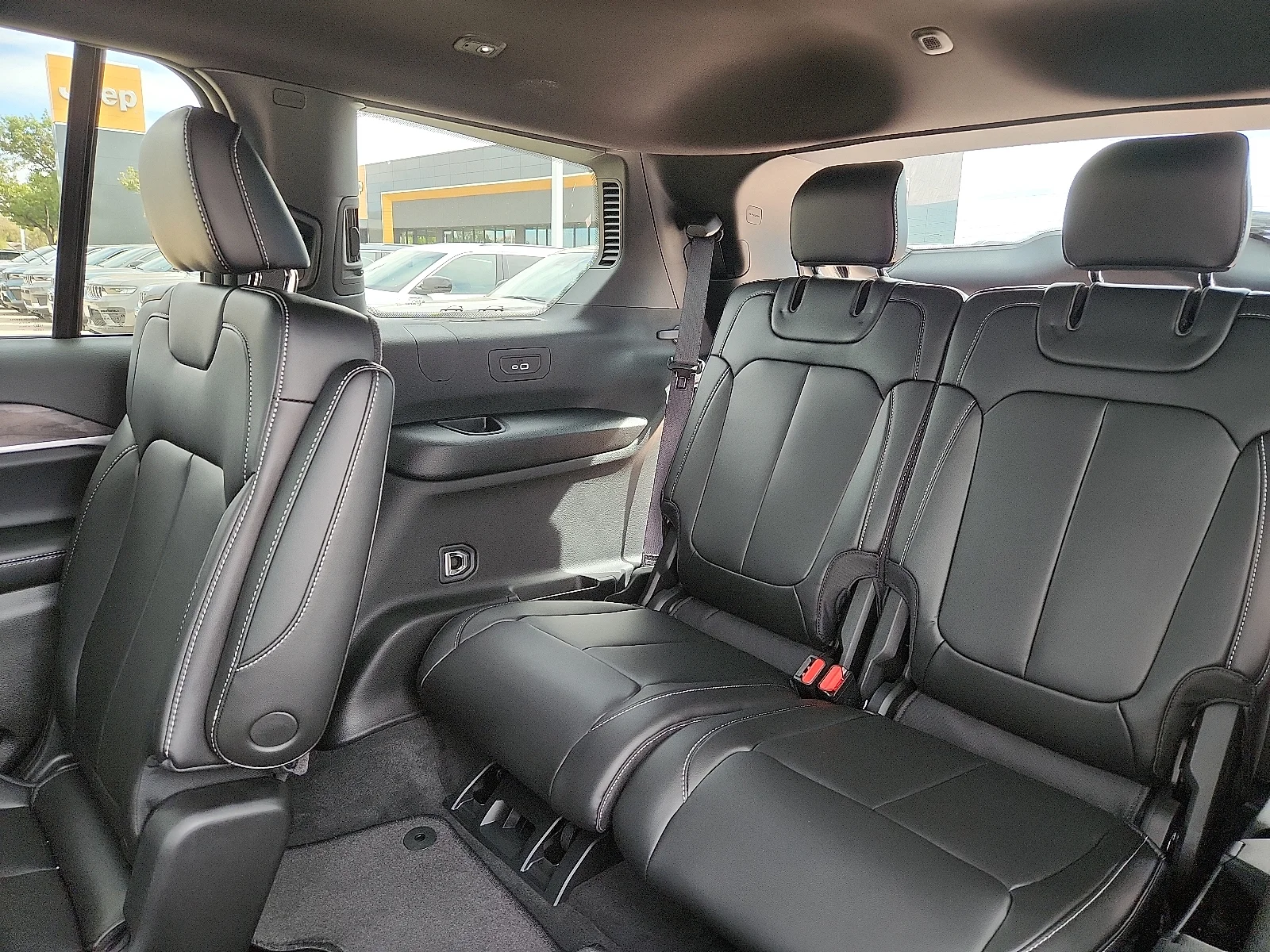 New 2027 High-Gloss Black Paint Jeep L LIMITED 4X4 image 9