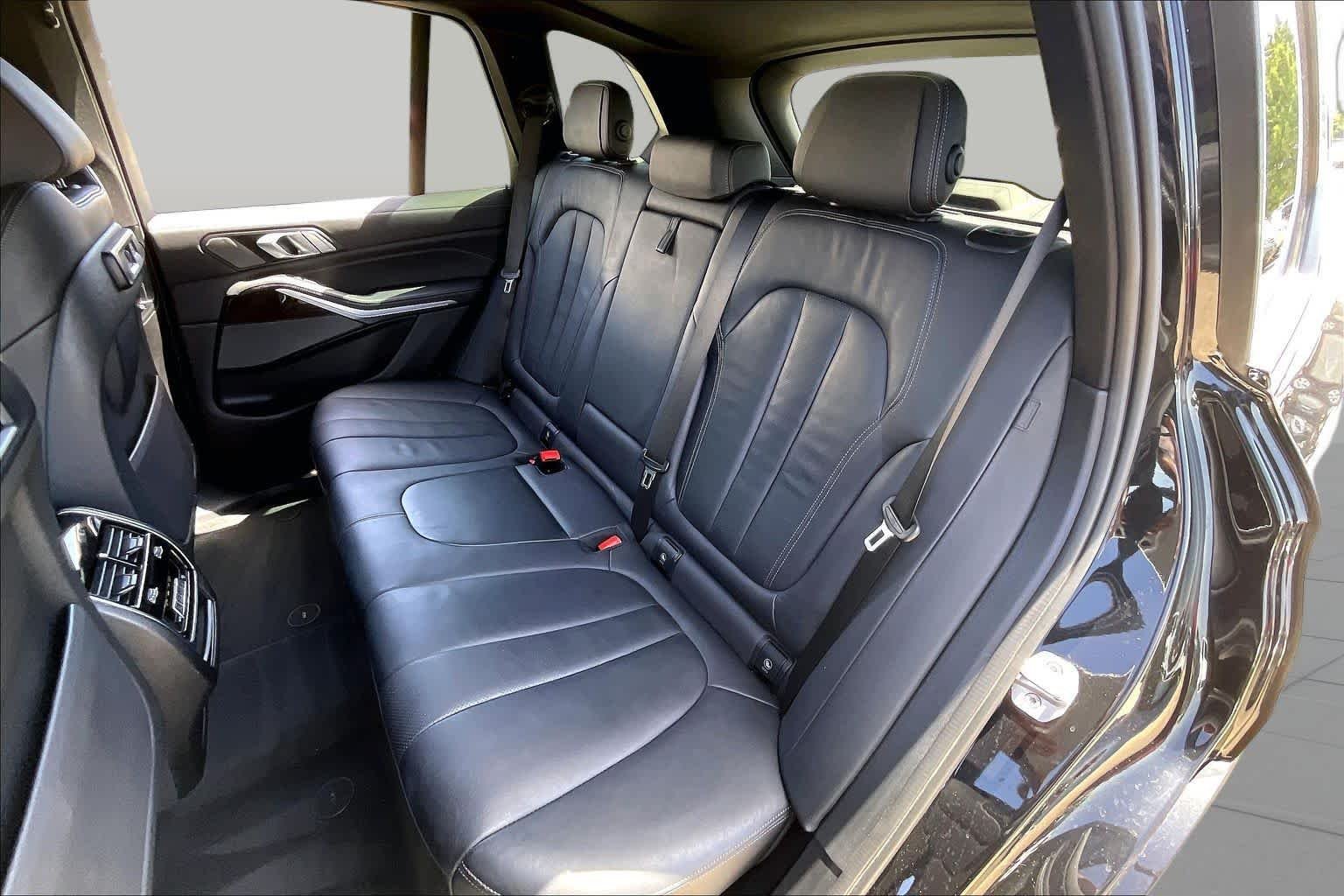 Used 2021 Black Sapphire Metallic BMW sDrive40i image 19