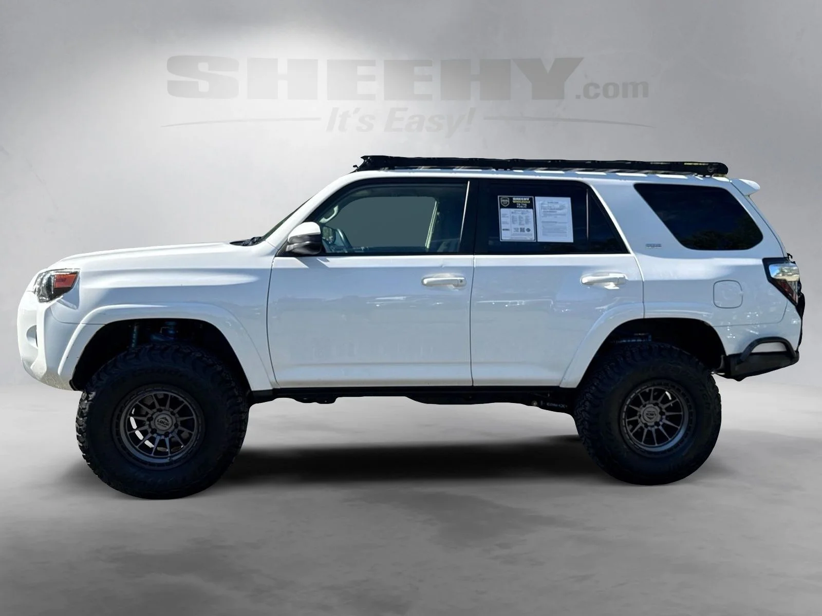 Used 2018 Super White Toyota SR5 image 15