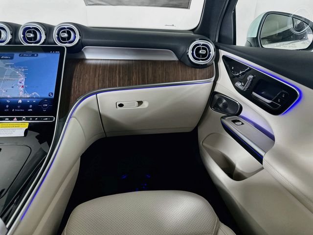 New 2026 Polar White Mercedes-Benz GLC 300 image 24