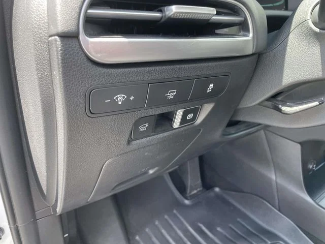 Used 2023 White Hyundai SEL image 21