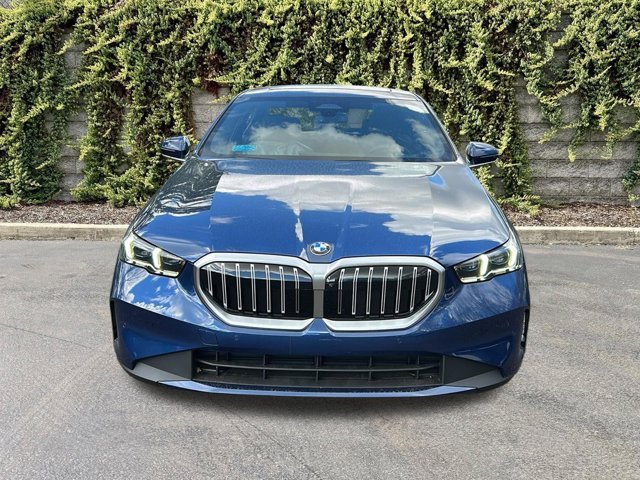 New 2026 Phytonic Blue Metallic BMW 530i xDrive image 2