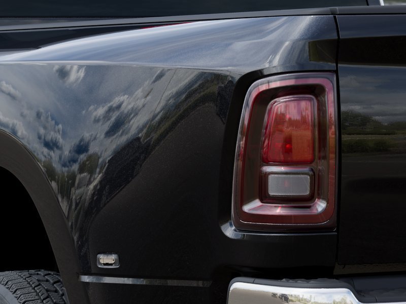 New 2026 Diamond Black Crystal Pearl-Coat Exterior Paint RAM Tradesman Dually image 9