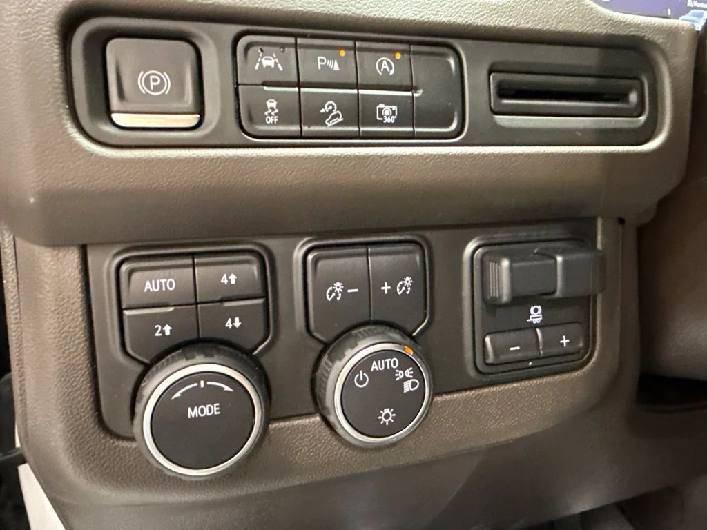Used 2023 White Chevrolet Z71 image 27