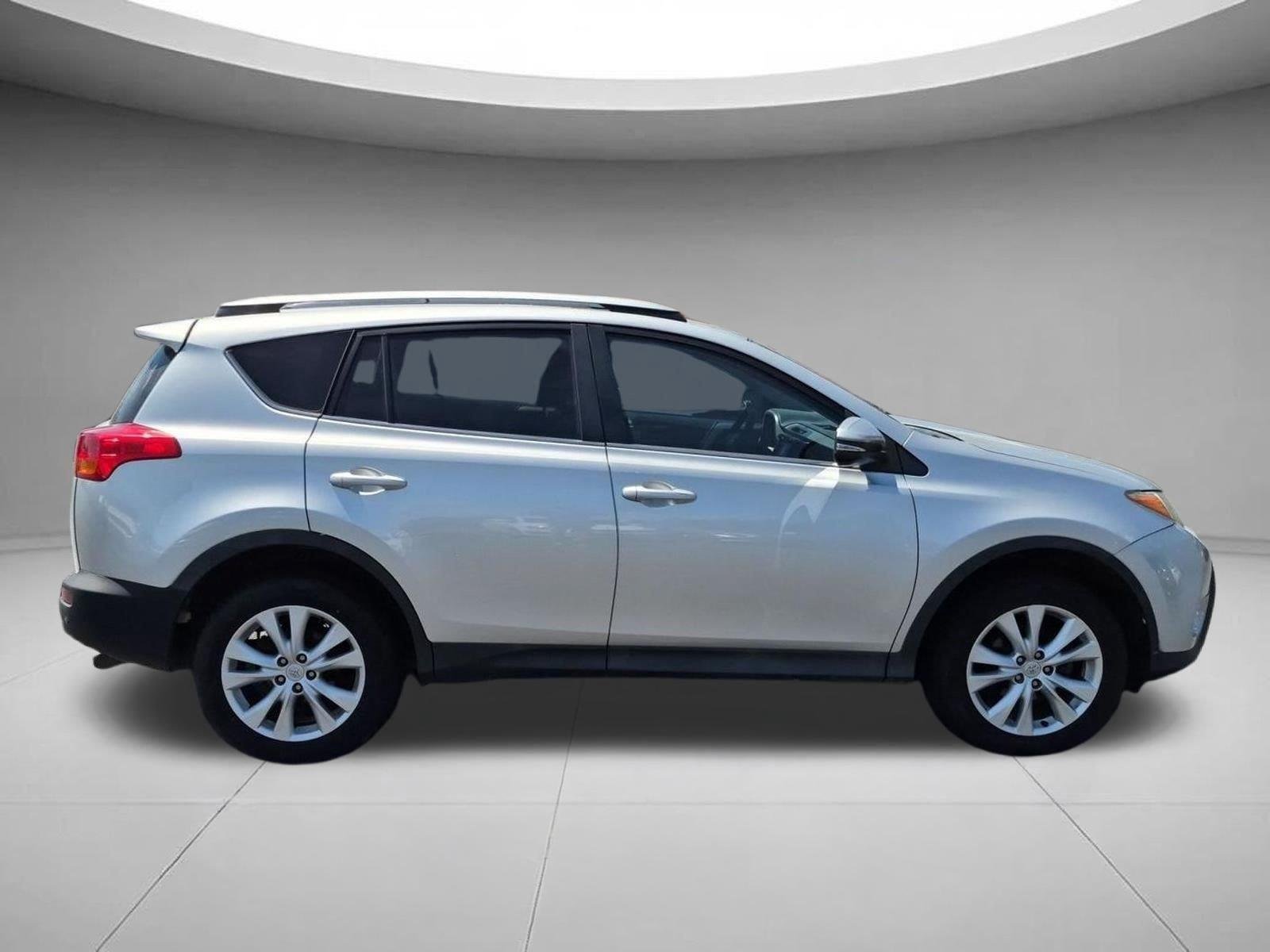 Used 2015 Classic Silver Metallic Toyota Limited image 6