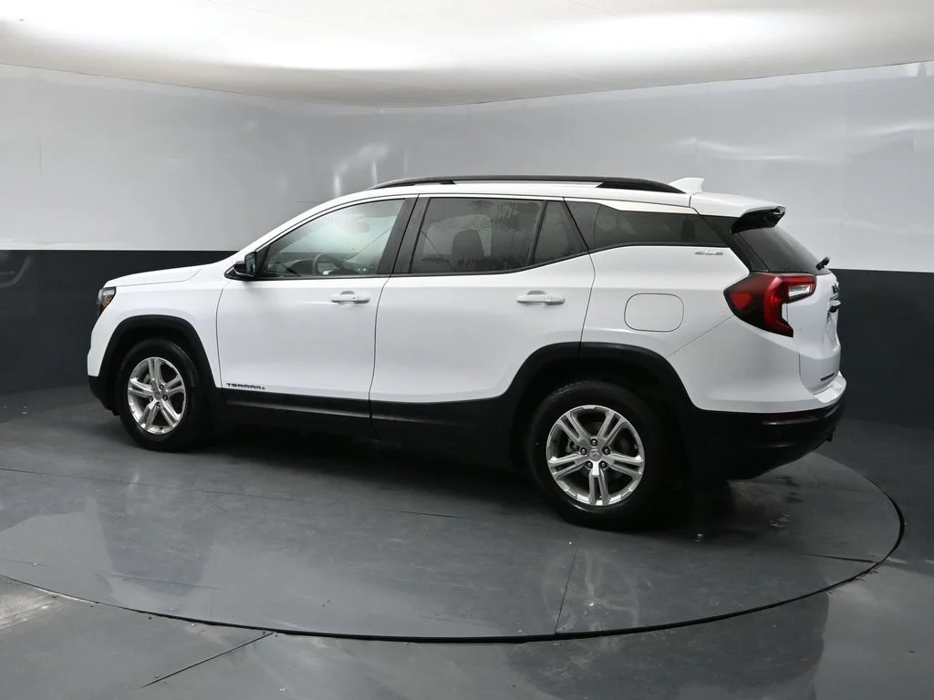 Used 2022 White GMC SLE image 4