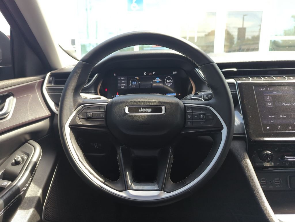 Used 2022 Silver Jeep Laredo image 17