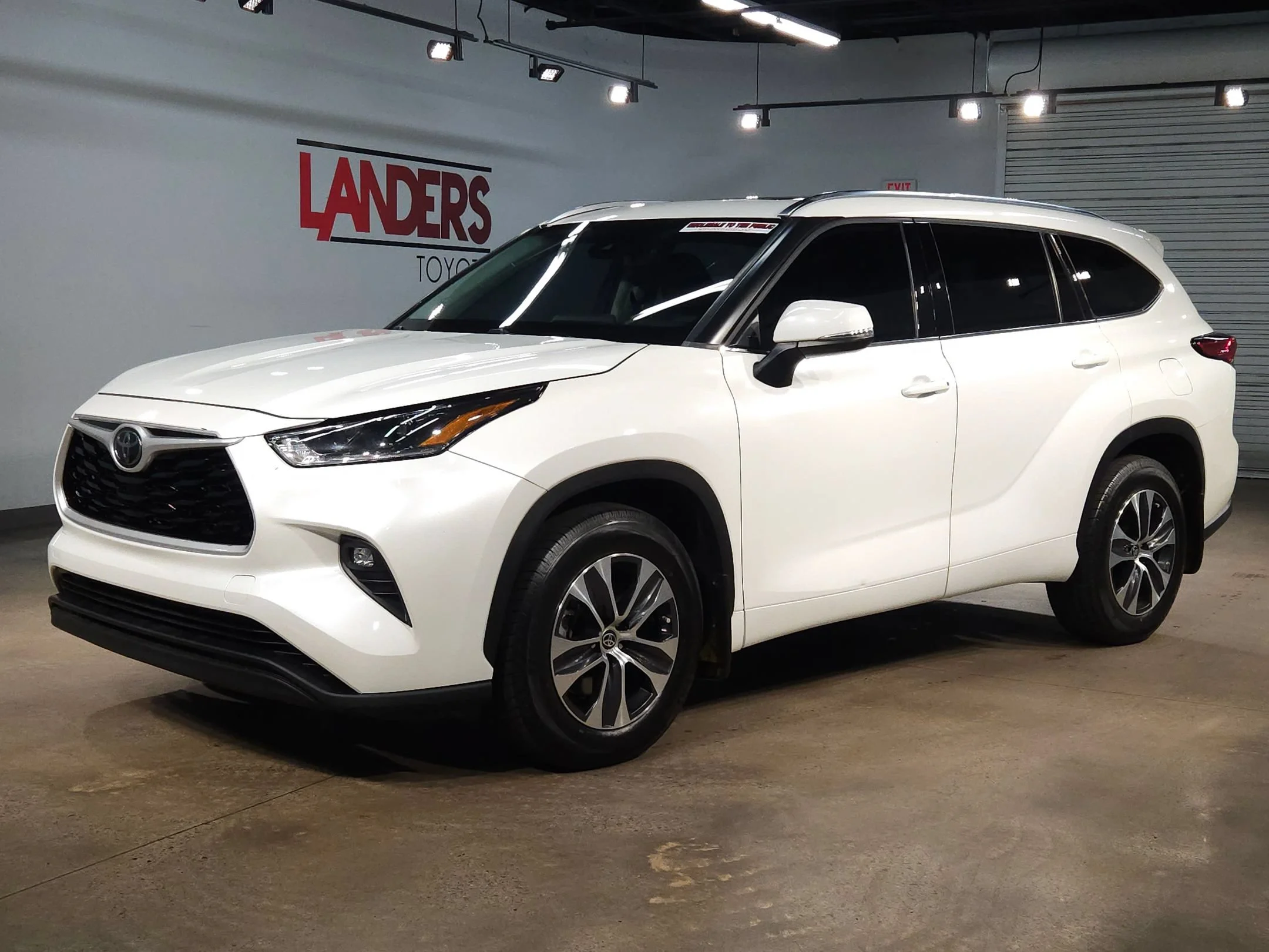 Used 2021 Blizzard Pearl Toyota XLE image 3