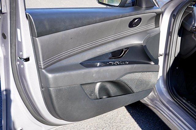 Used 2025 Gray Hyundai SEL Sport image 19