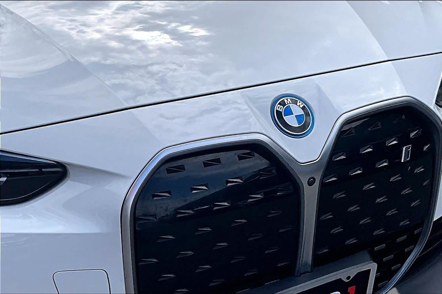 Used 2023 Alpine White BMW eDrive40 image 28