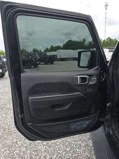 Used 2022 Black Clearcoat Jeep Overland image 8