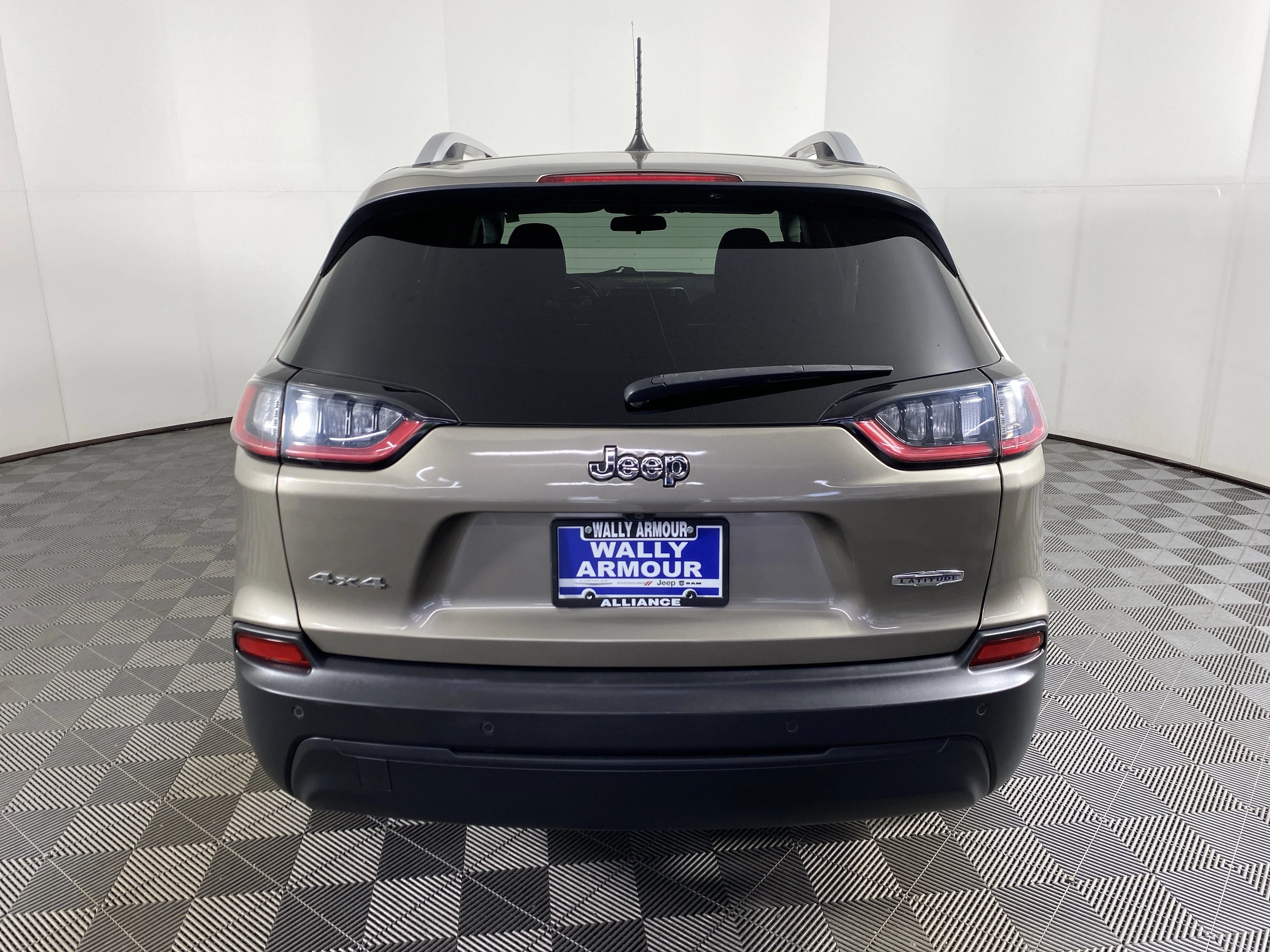 Used 2019 Light Brownstone Pearlcoat Jeep Latitude image 7