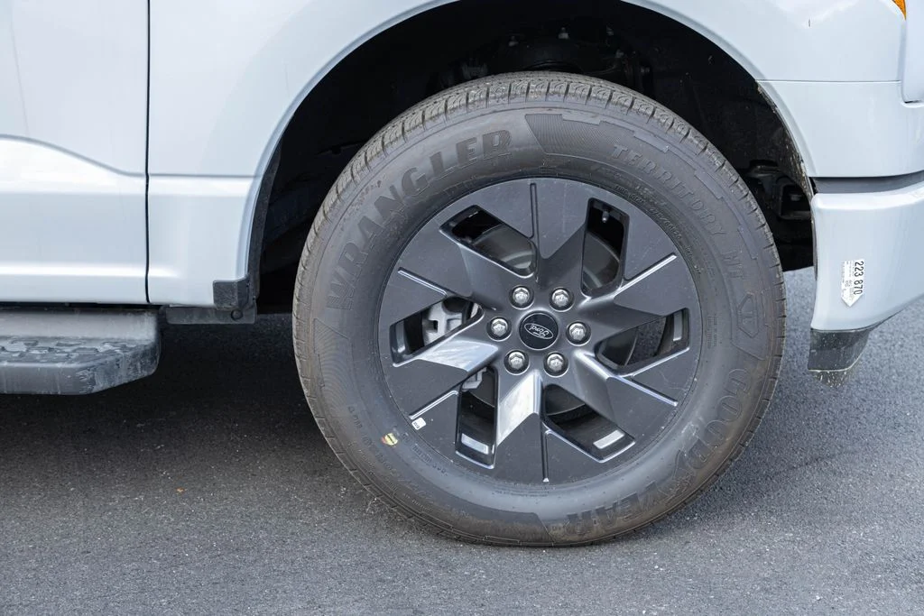 2025 Ford F-150 Lightning Flash - Photo 25